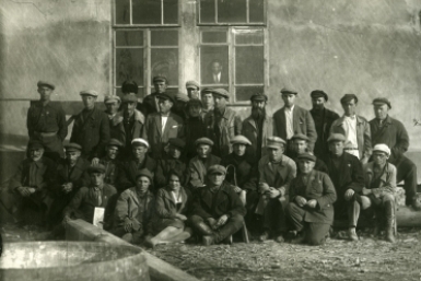 Группа переселенцев, прибывших в 1928 г. Ст. Тихонькая. 1930 г. Госархив ЕАО