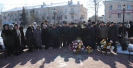 Цветы возложили к памятнику ветеранам боевых действий в Биробиджане   Владимир Иващенко 