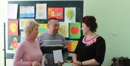 Сертификаты Школы приемных родителей в Биробиджане получили первые выпускники этого года Сайт ОГБУ Центр социально-психологической помощи семье и молодежи