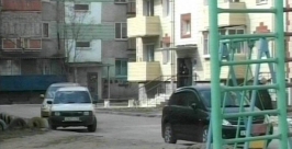 Припаркованные автомобили &quotоккупировали&quot детские площадки во дворах Биробиджана ГТРК &quotБира&quot