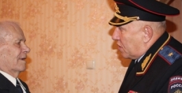 Главный полицейский ЕАО поздравил с Днем Победы ветеранов ОВД, прошедших войну пресс-служба УМВД РФ по ЕАО