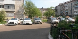 Территория у жилого дома превратилась в незаконную стоянку для такси Народный корреспондент
