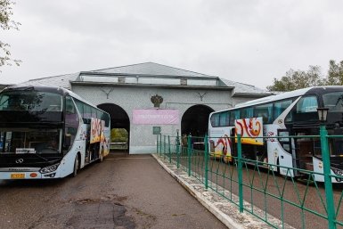 Туристические автобусы на погранпереходе с Китаем Илья Аверьянов, ИА PrimaMedia