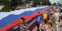50-метровый российский флаг пронесли по улицам Биробиджана Владимир Иващенко, ИА ЕАОmedia