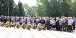 Церемония возложения цветов к Дню окончания II Мировой войны прошла в Биробиджане Пресс-служба Законодательного Собрания ЕАО