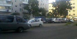 Автомобили угрожают безопасности детей в одном из дворов Биробиджана Народный корреспондент