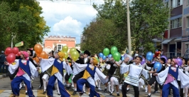 Почти 600 танцоров &quotзахватили&quot центральные улицы Биробиджана в воскресенье, 7 сентября Валентина Шамеева, ЕАОmedia