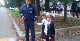 Правильно переходить дорогу научили первоклассников полицейские Биробиджана УМВД РФ по ЕАО