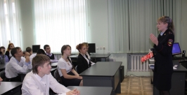 Лекции о вреде наркотиков прочитали полицейские старшеклассникам Биробиджана Пресс-служба УМВД России по ЕАО