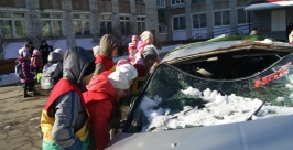Разбитую в смертельном ДТП машину показали сотрудники ГИБДД биробиджанским школьникам ГИБДД по ЕАО