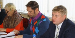 Депутат гордумы Сергей Бурындин (в центре)  Владимир Иващенко