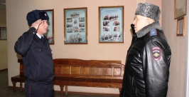 Праздничное настроение создал начальник УМВД дежурившим в новогоднюю ночь полицейским ЕАО Пресс-служба УМВД России по ЕАО
