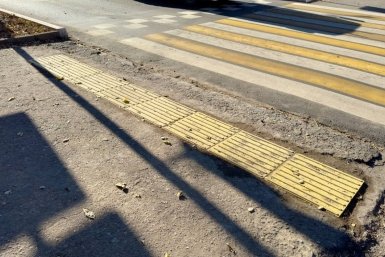 Оборудовать пешеходные переходы тактильным дорожкам для незрячих продолжат в Биробиджане