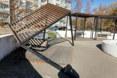 "Время" не пощадили: вандалы сломали теневой навес над качелями в биробиджанском сквере