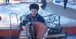 &quotМужичок с гармошкой&quot развлекал биробиджанцев в 15-градусный мороз Юрий Скачков