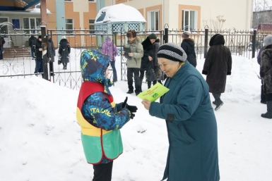 &quotИдти по правильному пути&quot советовали пешеходам в Биробиджане юные инспекторы движения Пресс-служба ГИБДД по ЕАО