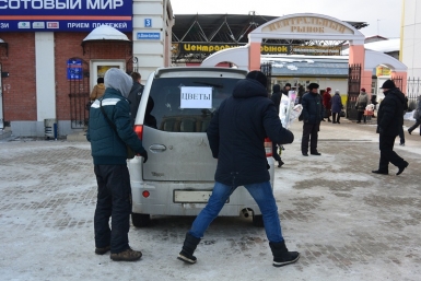 Живые цветы к 8 Марта ждут своих покупателей в Биробиджане Константин Земляникин