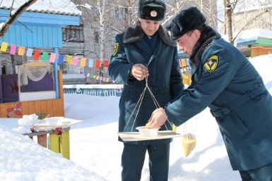 Высококалорийное меню предложили биробиджанским пернатым спасатели ЕАО Пресс-служба ГУ МЧС России по ЕАО