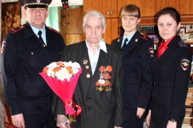 Сюрприз ко Дню Победы преподнесли полицейские ветерану из г. Облучье в ЕАО Газета &quotИскра Хингана&quot