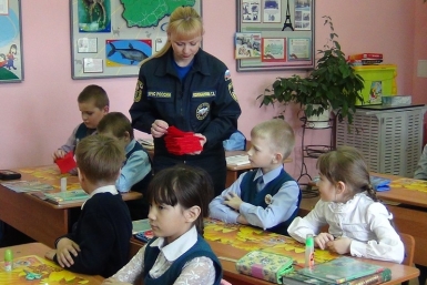 Бумажные медальоны научили изготавливать школьников с.Птичник спасатели ЕАО Пресс-служба ГУ МЧС России по ЕАО