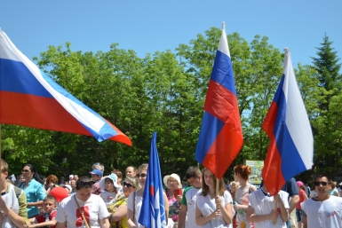 Площадь городского Дворца культуры была заполнена людьми Константин Земляникин