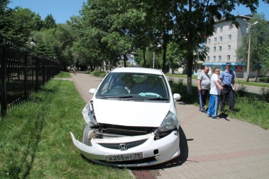Автомобиль вылетел на тротуар возле Биробиджанского районного суда портал Город на Бире