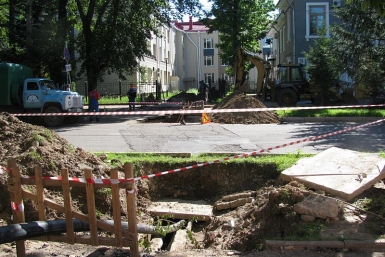 Коммунальщики меняют старый водопровод на новый из современных материалов Евгений Степанов, Город на Бире