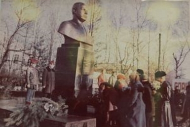 Помощь в реконструкции памятника Владимиру Пеллеру просит Союз крестьян ЕАО предоставлено порталу &quotГород на Бире&quot музеем Боевой и Трудовой Славы с.Валдгейм