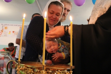 Обряд крещения младенцев совершил владыка Ефрем в селе Русская поляна ЕАО биробиджанская епархия 