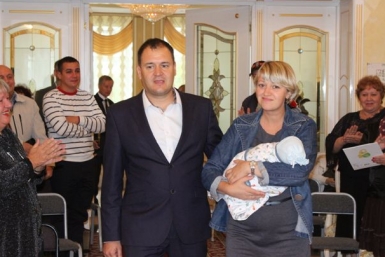 Рождение тысячного с начала года младенца отметили в Биробиджане Владимир Иващенко