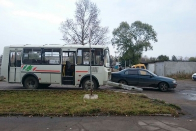 Иномарка и пассажирский автобус не поделили дорогу в Биробиджане областная ГИБДД