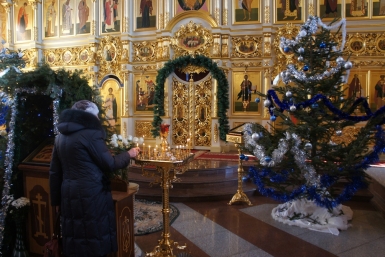 Храм по-новогоднему украшен двумя живыми елями с игрушками и мишурой ИА EAOmedia