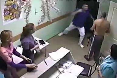 Врач одним ударом убил пациента Скриншот видео из соцсетей
