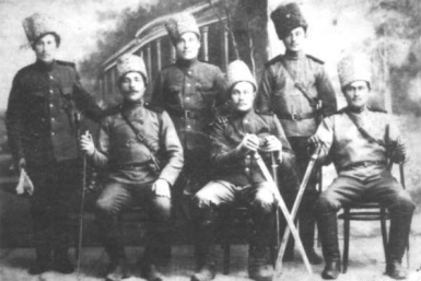 Казаки из Надеждинского — Лапшин Никита Андреевич (крайний слева) и Лапшин Егор Андреевич  Газета &quotБиробиджанская звезда&quot
