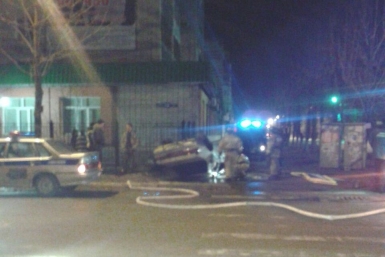 Иномарка снесла бордюр, дорожный знак и перевернулась на тротуаре в центре Биробиджана народный корреспондент