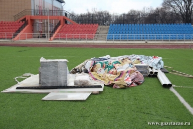 Вид нового футбольного поля на стадионе &quotДружба&quot в Биробиджане удручает спортсменов Виктор Черненко, газета &quotБиробиджанская звезда&quot