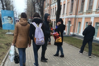 Седовласый &quotинвалид&quot пополнил ряды продавцов символов Победы в Хабаровске  Александра Пунтус