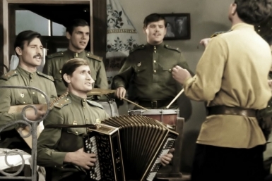Преддверие Дня Победы - самое время пересмотреть хороший классический фильм о войне Кадр из фильма &quotВ бой идут одни старики&quot