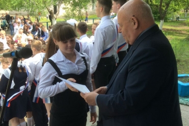 Премию &quotСто пятерок&quot вручил лучшим ученикам Октябрьского района спикер парламента ЕАО пресс-служба Заксобрания ЕАО