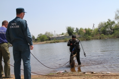 &quotМусорные&quot погружения совершили водолазы МЧС на двух водоемах Биробиджана пресс-служба ГУ МЧС России по ЕАО
