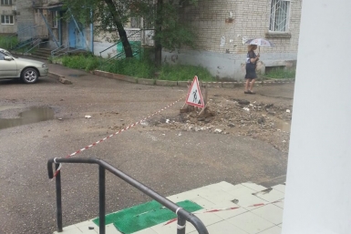 Дорожную яму, куда влетела биробиджанская неотложка, оградили лентой из открытых источников