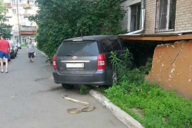 &quotЗаблудилась&quot в педалях: автоледи разнесла подвал биробиджанской многоэтажки из открытых источников