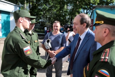 Александр Левинталь напутствовал ребят, с весенним призывом отправляющихся в ряды Вооруженных Сил РФ  Департамент пресс-службы губернатора и правительства ЕАО