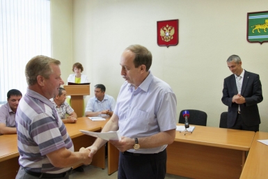 Первые три договора на &quotдальневосточный гектар&quot вручил получателям земли губернатор ЕАО департамент пресс-службы губернатора и правительства ЕАО