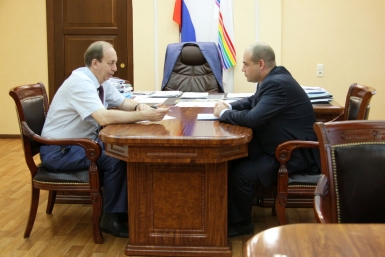 Рабочая встреча Александра Левинталя и Романа Ковалева Департамент пресс-службы губернатора и правительства ЕАО