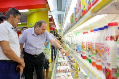 Обилие местной продукции приятно удивило главу ЕАО в супермаркете &quotПенсионер&quot Биробиджана департамент пресс-службы губернатора и правительства ЕАО