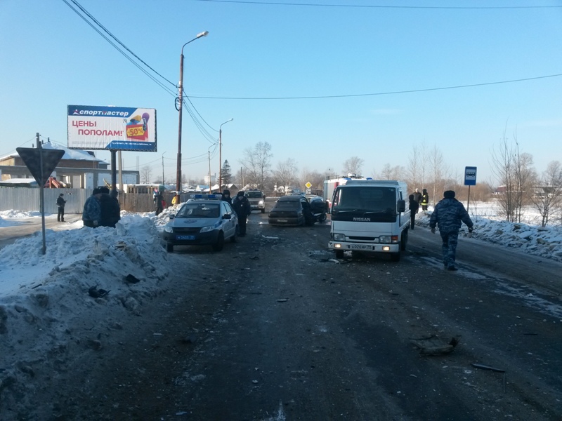Всего в аварии пострадало четыре автомобиля, Фото с места события из других источников