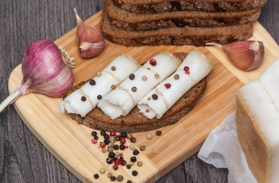 Невероятный шпик: готовим вкуснейшее сало в горячем рассоле