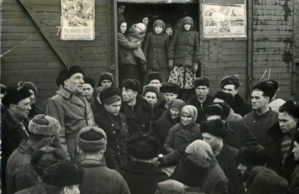 26 декабря в ЕАО: переселение в колхозы, живая елка в Биробиджане после звонка президенту